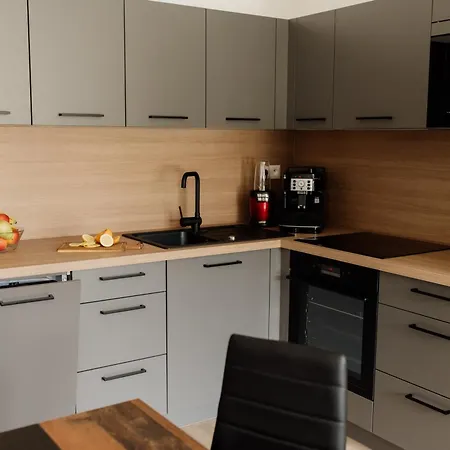 Stylish Near Center With Parking דירה *